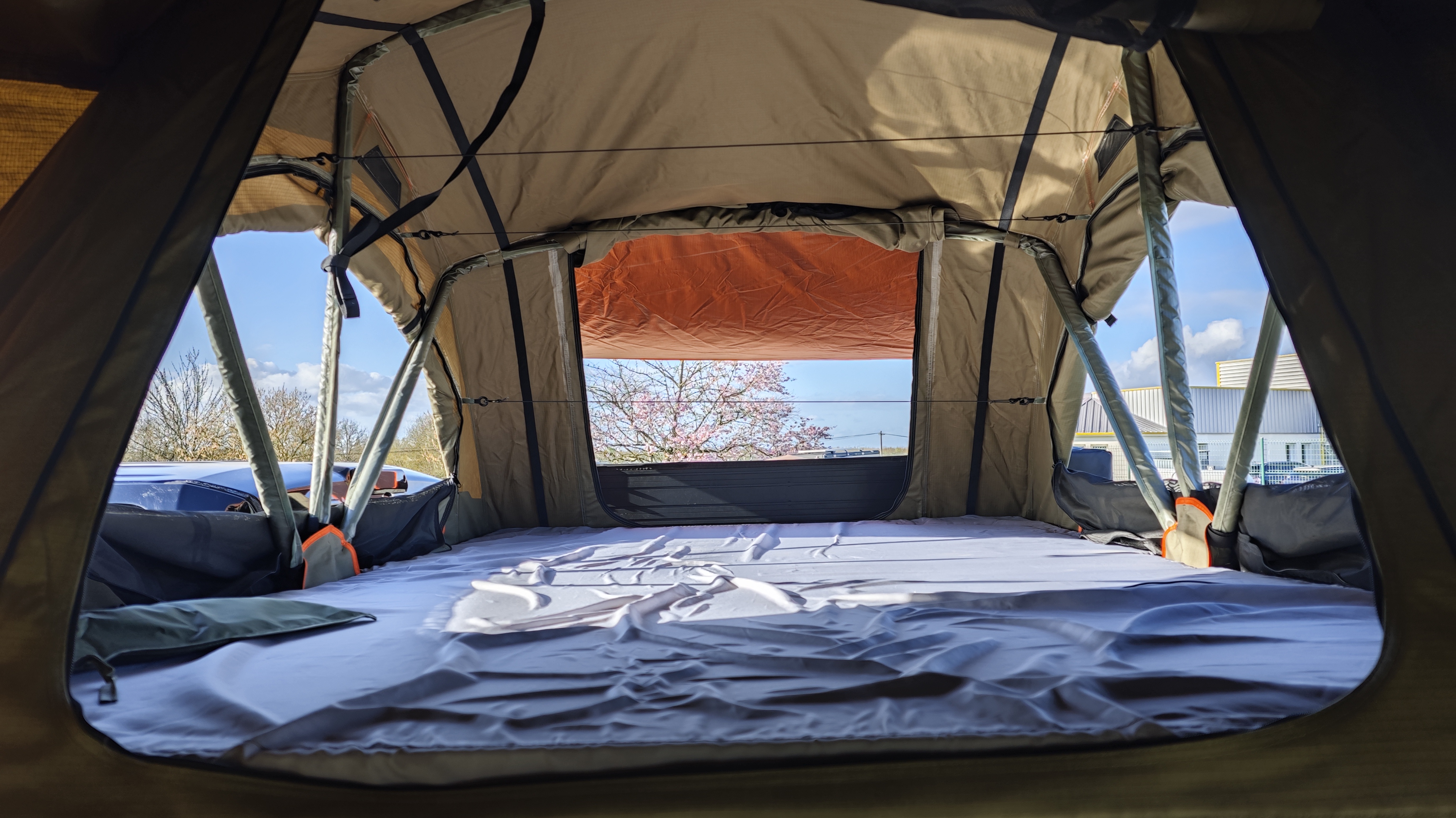 INTÉRIEUR DE LA TENTE DE TOIT DJEBELXTREME